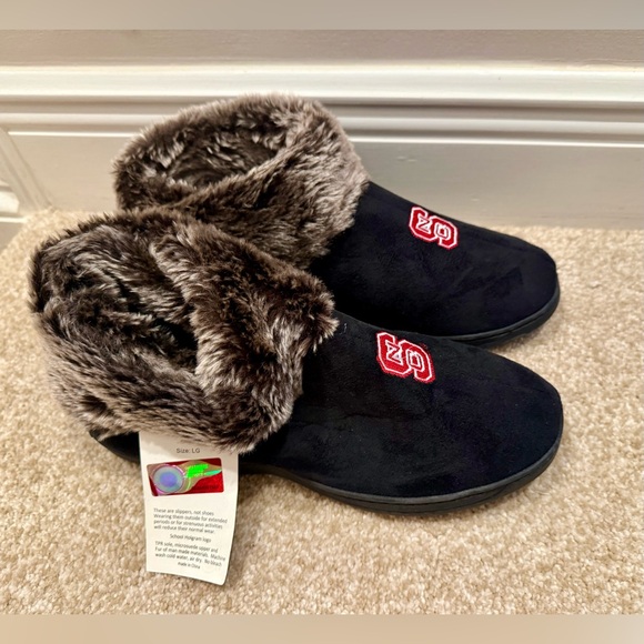 Shoes - NWT Cozy Black Slippers with Faux Fur Lining